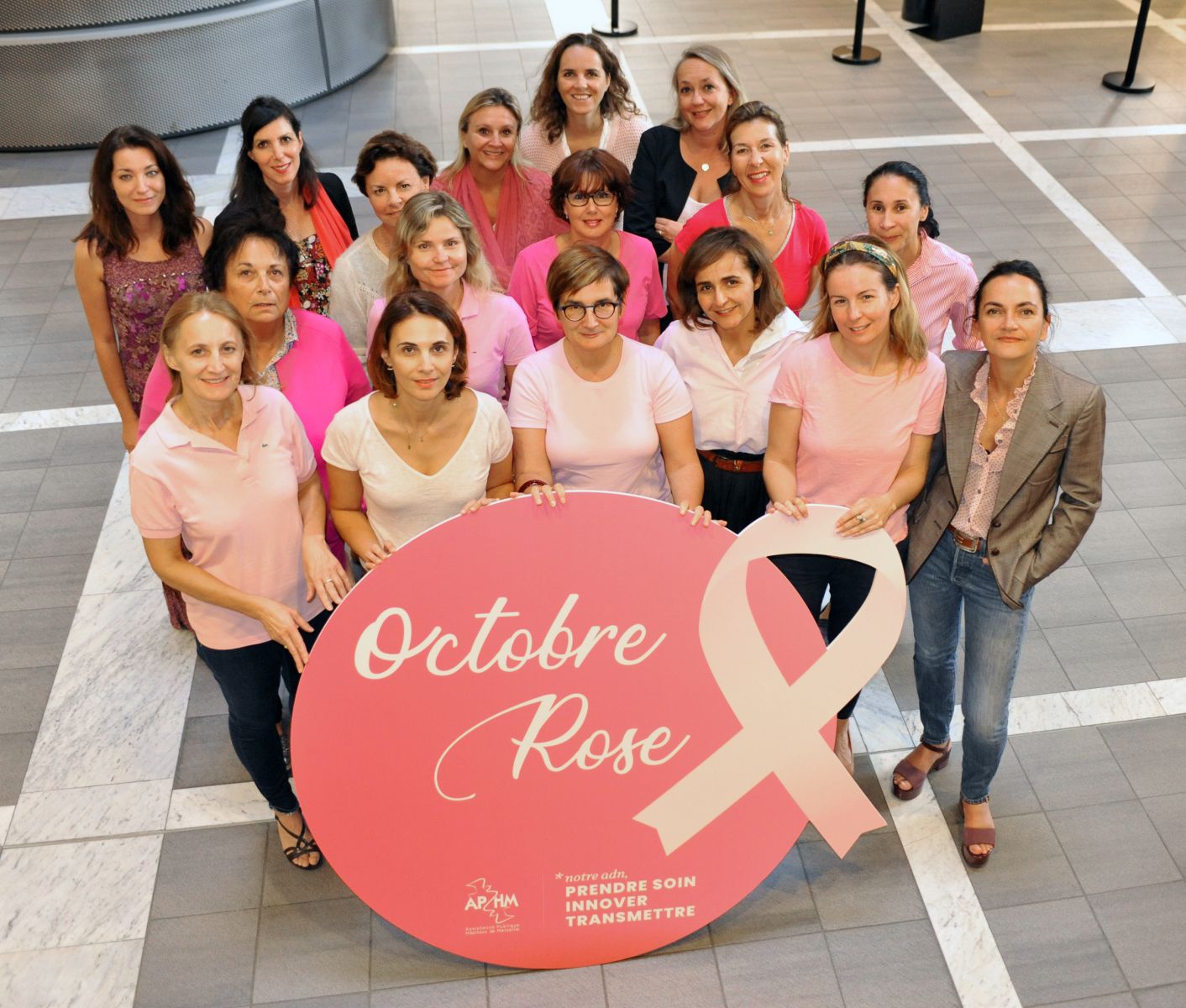 À l’occasion d’Octobre rose, les femmes de l’équipe de Direction, réunies autour de Sylvia BRETON, Directrice Générale Adjointe de l'AP-HM, s’engagent pour rendre hommage au professionnalisme des équipes soignantes investies au quotidien et au courage des malades confrontées au cancer du sein.