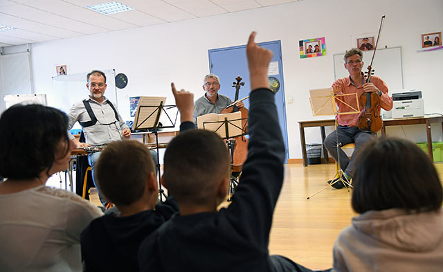 Des enfants questionnent des musiciens de l'Orchestre Philharmonique de Marseille