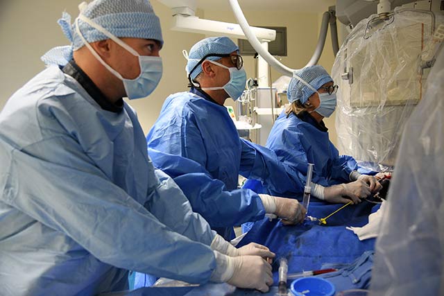 Photographie de l'équipe en train de pratiquer l'opération de correction d’une communication interatriale Sinus venosus par cathétérisme interventionnel