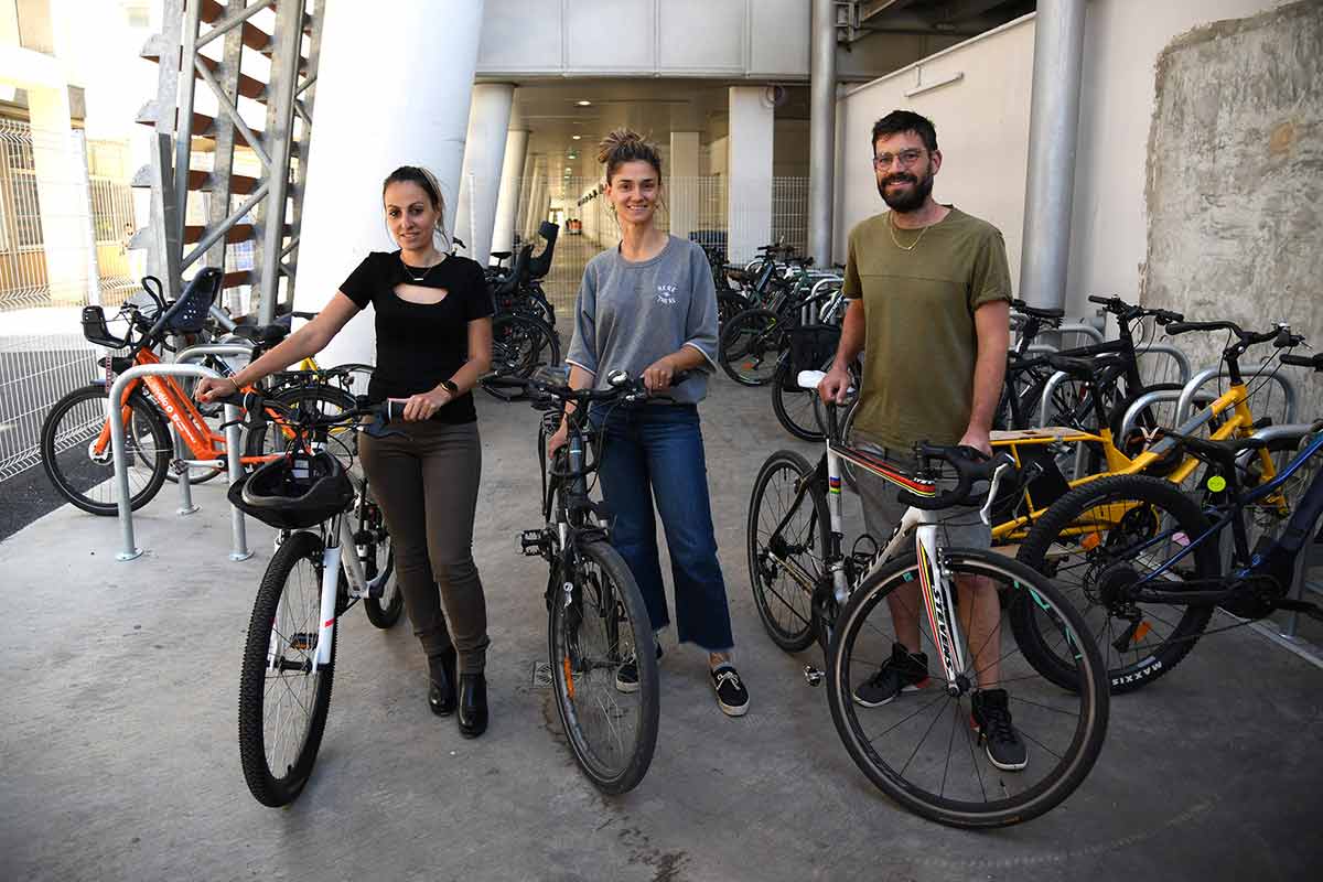 les vélotafeuses et vélotaffeurs de l'AP-HM posent devant le parking à vélos