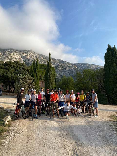 Association les p'tits doudous photo lors de la course de vélo organisé à la sainte victoire