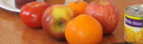 Photo de fruits et légumes et d'une boîte de maïs