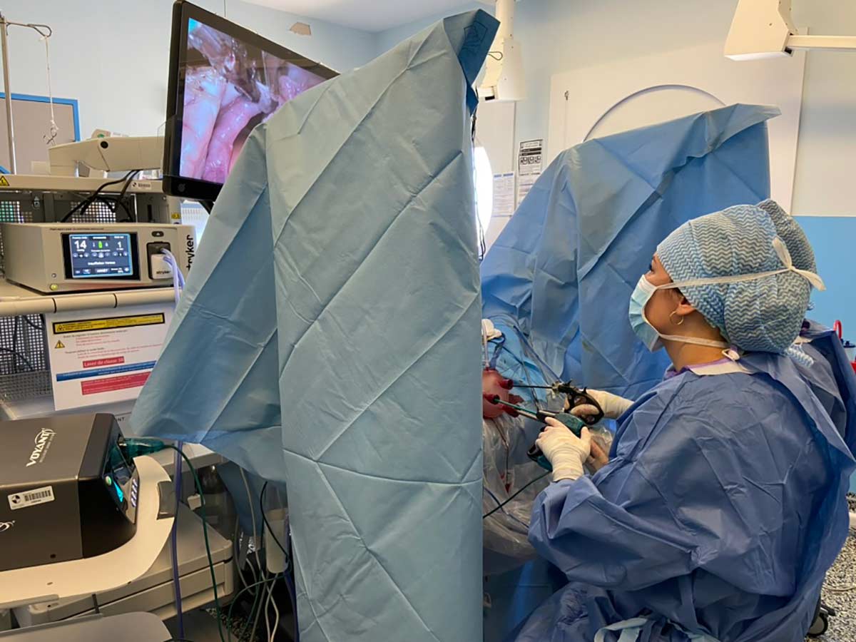 Salle de chirurgie gynécologique moderne à l’AP-HM, spécialisée dans les cancers, l’endométriose et la chirurgie ambulatoire