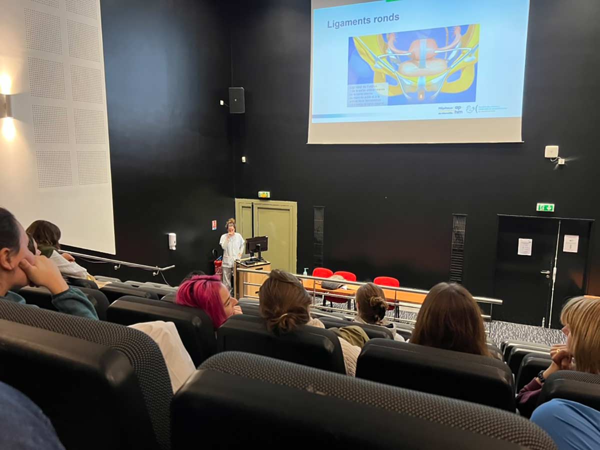 Salle de chirurgie gynécologique moderne à l’AP-HM, spécialisée dans les cancers, l’endométriose et la chirurgie ambulatoire