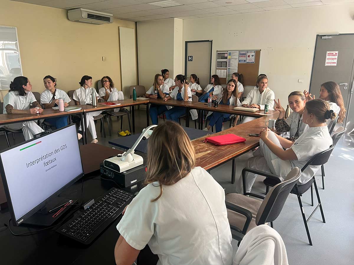 Salle de chirurgie gynécologique moderne à l’AP-HM, spécialisée dans les cancers, l’endométriose et la chirurgie ambulatoire