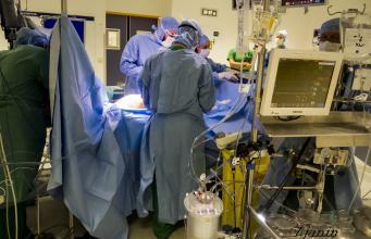 Opération d’une communication interauriculaire par chirurgie mini-invasive 