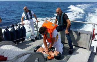 Un essai en mer pour mesurer l’efficacité du massage cardiaque 