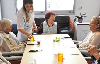 10 actions : de la vaisselle adaptée aux personnes âgées en SSR