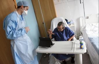 Gardons le lien : permettre aux patients et à leurs proches de communiquer à distance