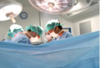 Cardiologie : implantation d’un défibrillateur sous-cutané de dernière génération