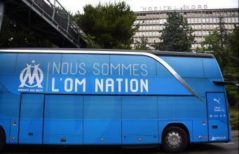 Le car de l’OM sillonne les Hôpitaux Universitaires de Marseille pour rendre hommage aux soignants face au COVID-19