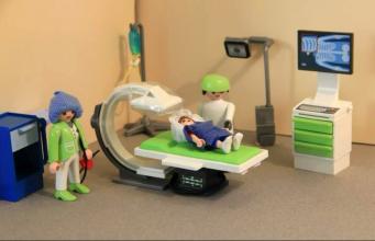 Des Playmobil® pour expliquer aux enfants l’imagerie interventionnelle