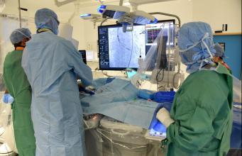 Implantation de valve aortique par voie percutanée (TAVI) : les Hôpitaux universitaires de Marseille centre de référence et centre de recherche
